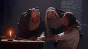 In &bdquo;Decoding History&rsquo;s Prophecies&ldquo; verfasst eine vom Teufel besessene Nonne einen unentzifferbaren Brief, hinter dem sich eine schreckliche Botschaft verbirgt; im antiken Griechenland verspricht ein Tempel Heilung und Prophezeiungen, und in Irland gilt die Erscheinung dieser G&ouml;ttin als Zeichen f&uuml;r einen glorreichen Sieg oder eine verheerende Niederlage. (Go Button Media)