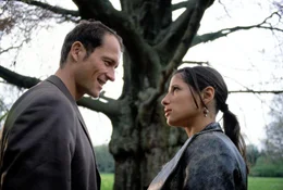 Emily (Isabella Parkinson, r.) f&uuml;hrt Enno (Markus Kn&uuml;fken, l.) zu einem Baum, der angeblich magische Kr&auml;fte besitzt.