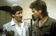 MacGyver (Richard Dean Anderson, r.) und Thornton sind dem international gesuchten Killer Piedro (Anthony DeLongis, l.) auf der Spur.