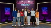Moderator Tobias Krell (Mitte) mit den &bdquo;Swifties&ldquo;. Doch zwei Imposter mischen sich ins Spiel. Wer sind die wahren Fans?