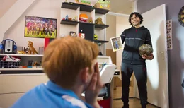 In seinen Tagtr&auml;umen erscheint Dylan (Maik Cillekens, links) immer wieder der bekannte Freestyle-Fu&szlig;baller Soufiane Touzani (hinten), sein gro&szlig;es Vorbild, und motiviert ihn, nicht aufzugeben.