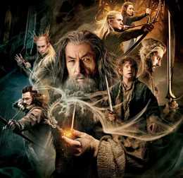 Der Zauberer Gandalf (Ian McKellen, M.), der Hobbit Bilbo Beutlin und die Zwergentruppe um Anf&uuml;hrer Thorin Eichenschild haben die ersten Gefahren auf dem Weg zum Berg Erebor, der Heimat der Zwerge, &uuml;berstanden. Aber ehe sie auf den wiedererwachten Drachen Smaug treffen, der ihre Heimat besetzt h&auml;lt, m&uuml;ssen sie erst noch ihren schaurigen Verfolgern, den Soldaten des Orkk&ouml;nigs Azog, entkommen...  Die Verwendung des sendungsbezogenen Materials ist nur mit dem Hinweis und Verlinkung auf RTL+ gestattet.