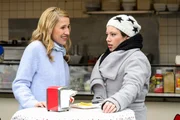 Vanessa (Julia Augustin, r.) ist geschockt, als sie von Sylvie (Solveig August) erfährt, dass Christoph und Sylvie planen, nach New York zu gehen. Vanessa (Julia Augustin, r.) ist geschockt, als sie von Sylvie (Solveig August) erfährt, dass Christoph und Sylvie planen, nach New York zu gehen.