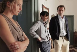 Zu recht ist Toto kleinlaut: mit einer Finte hat er seinen Bruder Paolo und dessen Frau Martina von Deutschland nach Italien gelotst. (v.l.n.r.: Tanja Wedhorn, Peppino Mazzotta, Aessandro Preziosi)