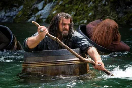 Thorin Eichenschild (Richard Armitage) und seine Zwerge m&uuml;ssen auf der Flucht aus der Elbenburg erfinderisch werden. Da d&uuml;rfen dann auch mal Weinf&auml;sser als Transportmittel herhalten ...