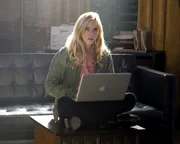 Recherchiert unter Hochdruck die Vergangenheit des getöteten Kongressabgeordneten: Eleanor Bishop (Emily Wickersham) ... Recherchiert unter Hochdruck die Vergangenheit des getöteten Kongressabgeordneten: Eleanor Bishop (Emily Wickersham) ...