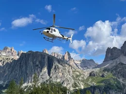Hubschrauberpilot Hansi Tschurtschentaler &uuml;ber den Drei Zinnen.