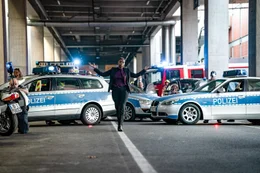 Bei den polizeilichen Ermittlungen kommt ein diffuser Verdacht gegen Matt auf, der zur Verst&auml;ndigung in eine Falle gelockt wird (Noma Dumezweni als Angela Brickmann, m.)