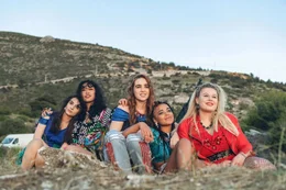 Da hatten sie das Leben noch vor sich: Von links: Rachel (Lara McDonnell), Debbie (Jessie Mae Alonzo), Claire (Carragon Guest), Zoe (Nandi Hudson) und Heather (Eliza Dobson).