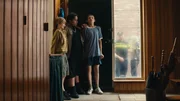 Wiggert, Hamza (Wisam Tadjeddin) und Sven (Brandon River Coene) verstecken sich in Alicias Haus vor der Polizei. Wiggert, Hamza (Wisam Tadjeddin) und Sven (Brandon River Coene) verstecken sich in Alicias Haus vor der Polizei.