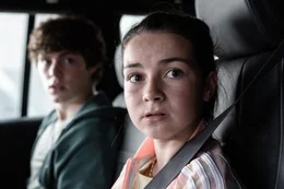 Zach (Jack Champion, l.) und Emily (Lilly Aspell, r.) sind mit ihrem Vater Matt in dessen, mit einer Bombe pr&auml;parierten, Wagen gefangen.