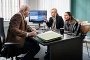 Ina (Melanie Marschke, M.) und Kim (Amy Mu&szlig;ul, r.) erkundigen sich bei Zschockes Vorgesetztem Wolfram Heckendorf (Thomas Limpinsel, l.). Auch f&uuml;r ihn ergibt der Vorfall kaum Sinn.