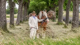Erwin Steinhauer mit einem &bdquo;Wasser-Reiter&ldquo;-Pferd.