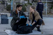 Mehmet (Ethan Kai) und Ayse (Yasemin Kay Allen) haben die Tasche der toten Gözde gefunden. Mehmet (Ethan Kai) und Ayse (Yasemin Kay Allen) haben die Tasche der toten Gözde gefunden.