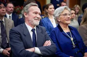 Sidney (Paul Copley, li.) und Joan Jeffreys (Shirley Dixon, re.) sind stolz auf ihren Sohn, der zum Professor ernannt wurde. Sidney (Paul Copley, li.) und Joan Jeffreys (Shirley Dixon, re.) sind stolz auf ihren Sohn, der zum Professor ernannt wurde.