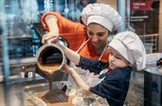 Wie schwer wird der wohl? Siham El-Maimouni und Leon (8) gießen gemeinsam Leons riesigen Schokoladenweihnachtsmann. Wie schwer wird der wohl? Siham El-Maimouni und Leon (8) gießen gemeinsam Leons riesigen Schokoladenweihnachtsmann.