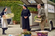 Der Food-Truck wird beladen. Schwester Hanna soll ein gutes Wort f&uuml;r Stolpe bei der Mutter Oberin einlegen (v.li.: Emanuela von Frankenberg, Janina Hartwig, Markus Hering).