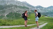 Einstein Moderatorin Kathrin Hönegger (r.) im Gespräch mit Geologin Livia Manser (l.) im Alpsteingebiet/Säntis/Schwägalp Einstein Moderatorin Kathrin Hönegger (r.) im Gespräch mit Geologin Livia Manser (l.) im Alpsteingebiet/Säntis/Schwägalp
