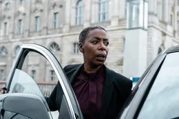 Die Interpolagentin Angela Brickmann (Noma Dumezweni) leitet die Ermittlungen im Fall einer Reihe von Autobombenattentaten in Berlin, die im Zusammenhang mit Matts Notlage stehen.