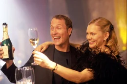 Ein Prosit auf das Geburtstagskind: Enno (Markus Kn&uuml;fken, l.) l&auml;sst sich von Anna-Clara (Anna Loos, r.) und seinen Freunden feiern.