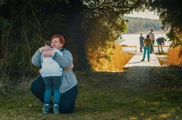 Tr&ouml;sten und umarmen &ndash; die Erzieherinnen und Erzieher sind in allen Lebenssituationen f&uuml;r die Kinder da.