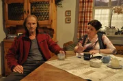 Auf Rosis Wunsch stellt Moni Sascha von der Hofarbeit frei, damit er sich auf die Organisation des Lansinger Kulturnachmittages konzentrieren kann. Von links: Sascha Wagenbauer (Eisi Gulp) und Monika Vogl (Christine Reimer).