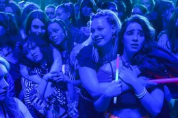 Von links: Als Teenager genossen Debbie (Jessie Mae Alonzo), Rachel (Lara McDonnell), Zoe (Nandi Hudson),  Heather (Eliza Dobson) und Claire (Carragon Guest) das Konzert ihrer Lieblings-Boygroup in vollen Z&uuml;gen.