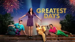 Key Visual/Cover mit Typo zu "Greatest Days". Von links: Claire (Jayde Adams), Rachel (Aisling Bea), Heather (Alice Lowe) und Zoe (Amaka Okafor) feiern ihre Lieblings-Boygroup.
