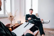 Jannis (23) lebt mit der Angst, wegen seines Aussehens negativ bewertet zu werden. Jannis (23) lebt mit der Angst, wegen seines Aussehens negativ bewertet zu werden.