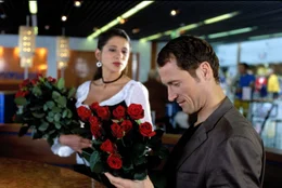 Bei seiner Geburtstagsfeier lernt Enno (Markus Kn&uuml;fken, r.) Emily (Isabella Parkinson, l.) kennen, die sich als Rosenverk&auml;uferin &uuml;ber Wasser h&auml;lt.