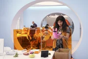 Betty (America Ferrera) richtet sich ihren Arbeitsplatz gemütlich ein ... Betty (America Ferrera) richtet sich ihren Arbeitsplatz gemütlich ein ...