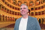 Der Operns&auml;nger K&aacute;roly Szemer&eacute;dy ist ganz in der N&auml;he der Budapester Oper aufgewachsen und sang bereits als Kind im Opernchor.