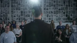 Die Seminarteilnehmer:innen h&ouml;ren Aaron (Kai Bosse) bei seinem Life-Coaching-Seminar zu.