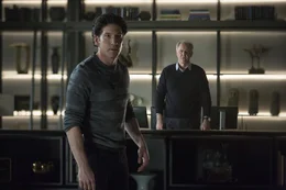 Der S&ouml;ldner Braxton (Jon Bernthal, l.) wird von Lamar Blackburn (John Lithgow, r.) engagiert, um seine Firma zu sch&uuml;tzen.