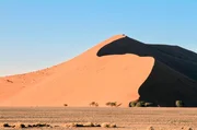 Im Sossusvlei gibt es die weltweit größten Dünen mit Höhen von bis zu 400 m. Das Vlei selbst ist eine Lehm-Senke, die von Dünen umstanden ist, die sich dort schon vor fünf Millionen Jahren gebildet haben. Die rote Farbe des Sandes stammt von eingelagertem Eisenoxid. Im Sossusvlei gibt es die weltweit größten Dünen mit Höhen von bis zu 400 m. Das Vlei selbst ist eine Lehm-Senke, die von Dünen umstanden ist, die sich dort schon vor fünf Millionen Jahren gebildet haben. Die rote Farbe des Sandes stammt von eingelagertem Eisenoxid.