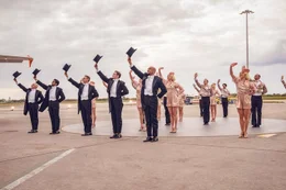 In ihren Tagtr&auml;umen werden die Frauen am Flugzeug von der Band "The Boys" begr&uuml;&szlig;t.