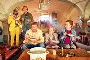 Oma Eberhofers (Enzi Fuchs, 2.v.r.) Kochk&uuml;nste sind Krisenfest. Fl&ouml;tzinger (Daniel Christensen, l.), Papa Eberhofer (Eisi Gulp, 2.v.l.), Franz Eberhofer (Sebastian Bezzel, m.) und Susi (Lisa Maria Potthoff, r.) genie&szlig;en ihre Mahlzeit.