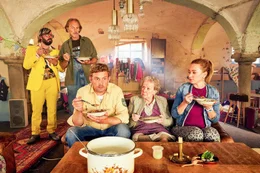 Oma Eberhofers (Enzi Fuchs, 2.v.r.) Kochk&uuml;nste sind Krisenfest. Fl&ouml;tzinger (Daniel Christensen, l.), Papa Eberhofer (Eisi Gulp, 2.v.l.), Franz Eberhofer (Sebastian Bezzel, m.) und Susi (Lisa Maria Potthoff, r.) genie&szlig;en ihre Mahlzeit.