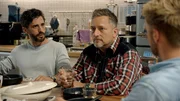 Tobias (Jan Kittmann, l.) hat eine Idee f&uuml;r Michis (Lars Pape, M.) und Pauls (Niklas Osterloh) Problem.
