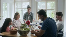 Aarons (Kai Bosse) Familie sitzt am Tisch und feiert gemeinsam die Bef&ouml;rderung seiner Schwester Sinje (Sophia Euskirchen) v.l. Nele (Irem Bilgin), Monika (Evelyn Plank), Sinje (Sophia Euskirchen), Florian (Fariborz Rahnama), Aaron (Kai Bosse)