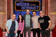 Moderator Kai Pflaume (M.) und seine Rateteam-Kapitäne Bernhard Hoëcker (l.) und Elton (r.) begrüßen in dieser Sendung die Moderatorin Laura Winter (2.v.l.) und den Fußballspieler Jonas Hofmann (2.v.r.). Moderator Kai Pflaume (M.) und seine Rateteam-Kapitäne Bernhard Hoëcker (l.) und Elton (r.) begrüßen in dieser Sendung die Moderatorin Laura Winter (2.v.l.) und den Fußballspieler Jonas Hofmann (2.v.r.).