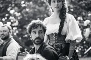 Graf Andrássy (Giovanni Funiati) mit seiner Schwester Emanuelle (Amanda da Gloria). Graf Andrássy (Giovanni Funiati) mit seiner Schwester Emanuelle (Amanda da Gloria).
