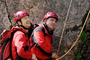 Martin (Hans Sigl, r.) und Hans (Heiko Ruprecht, l.) seilen sich zu dem verunglückten Simon ab. Martin (Hans Sigl, r.) und Hans (Heiko Ruprecht, l.) seilen sich zu dem verunglückten Simon ab.