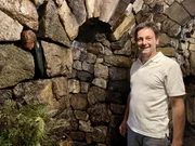 Georg Morandell vom Weingut Dominikus führt durch den Weinkeller, den sein Vater über Jahrzehnte nur mit Schaufel und Pickel in den Berg gegraben hat. Georg Morandell vom Weingut Dominikus führt durch den Weinkeller, den sein Vater über Jahrzehnte nur mit Schaufel und Pickel in den Berg gegraben hat.