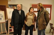 Rosi bef&uuml;rchtet, dass Sascha nicht rechtzeitig mit den Vorbereitungen f&uuml;r den Kulturnachmittag fertig wird. Von links: Vinzenz Kurz (Hans Stadlbauer), Rosi Brunner (Brigitte Walbrun) und Sascha Wagenbauer (Eisi Gulp).