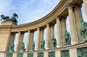 Der Heldenplatz markiert das Ende der Andr&aacute;ssy-Allee und setzt wichtigen Pers&ouml;nlichkeiten der ungarischen Geschichte ein Denkmal.
