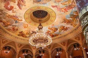 Der etwa zwei Tonnen schwere Kronleuchter im Zuschauerraum der Ungarischen Staatsoper in Budapest wird zwei Mal im Jahr f&uuml;r Wartungsarbeiten heruntergelassen.