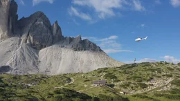 Warentransport mit dem Helikopter. Hubschrauber-Pilot Hansi Tschurtschentaler fliegt eine H&uuml;tte unterhalb der Drei Zinnen an.