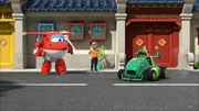 Der kleine Yi (r.) möchte an dem großen Rennen auf der chinesischen Mauer teilnehmen. Dafür liefert Jett dem Nachwuchsrennfahrer eine Batterie für sein Elektro-Gokart. Der kleine Yi (r.) möchte an dem großen Rennen auf der chinesischen Mauer teilnehmen. Dafür liefert Jett dem Nachwuchsrennfahrer eine Batterie für sein Elektro-Gokart.
