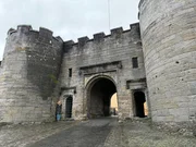 Professorin Suzannah Lipscomb steht am Eingang von Stirling Castle.
